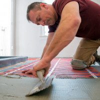 Wie man einen warmen Boden unter Linoleum auf einem Betonboden macht: detaillierte Anweisungen