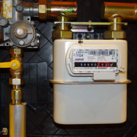 Normen voor de afstand van de gasmeter tot andere apparaten: kenmerken van de opstelling van gasstroommeters