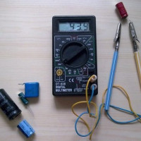 So überprüfen Sie den Kondensator mit einem Multimeter: Regeln und Merkmale der Messung