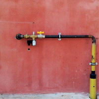 Ang paglalagay ng isang pipeline ng gas sa isang kaso sa pamamagitan ng isang pader: ang mga detalye ng isang aparato para sa pagpapakilala ng isang pipe para sa gas sa isang bahay