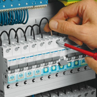 Com instal·lar un interruptor de circuit: instruccions d’instal·lació pas a pas