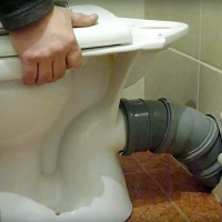 Hoe een toilet op het riool aan te sluiten: een overzicht van installatietechnologieën voor alle soorten toiletten