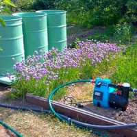 Como escolher uma boa bomba para regar o jardim com água de uma lagoa, barril ou lagoa