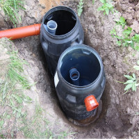 Hoe maak je een septic tank met je eigen handen van vaten met plastic containers als voorbeeld