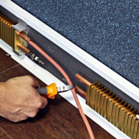 Varm baseboard: hvad er baseboard-varme radiatorer, og hvordan man installerer dem korrekt