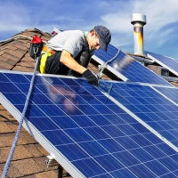 Esquema de conexão de painéis solares: ao controlador, à bateria e aos sistemas de manutenção