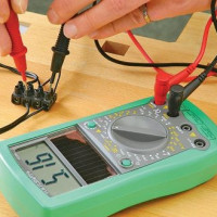 Hoe de spanning in het stopcontact te controleren met een multimeter: meetregels