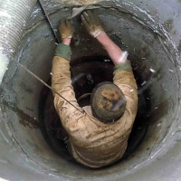 Selo de água para um poço: como fechar rachaduras em anéis de concreto