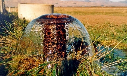 Reines Wasser aus einem tiefen Brunnen