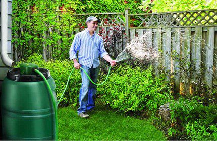 Bewässerung der Betten mit gesammeltem Regenwasser