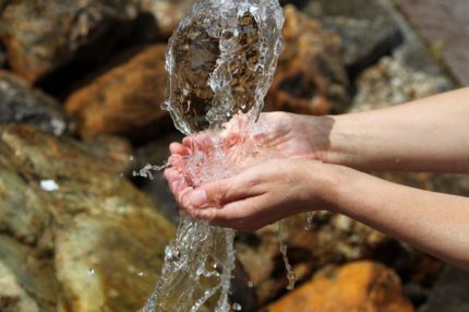 Wasser aus dem Brunnen