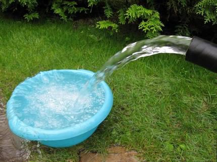 Renat vatten från den tvättade brunnen