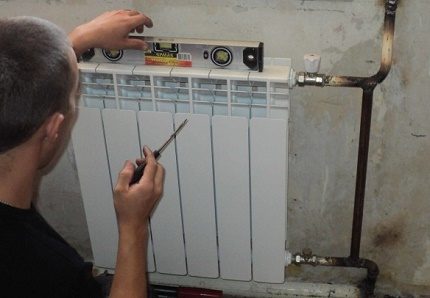 Pemasangan radiator oleh pakar