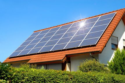 Como são os painéis solares no telhado de uma casa particular?