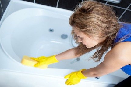 Cleaning the walls of the bathroom bowl