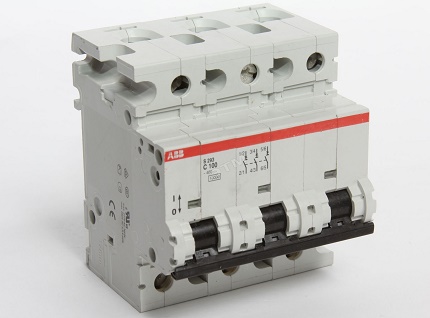 Three-pole circuit breaker