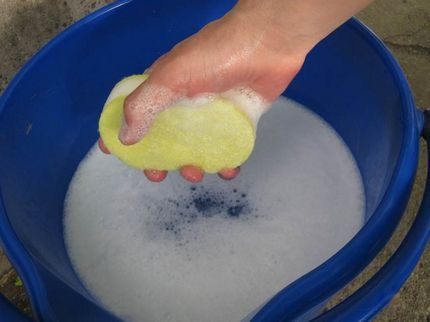 The use of foaming detergents