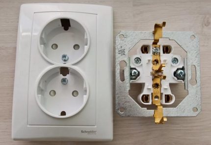 Socket without grounding