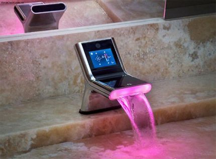 Waterfall mixer aboard the bathtub