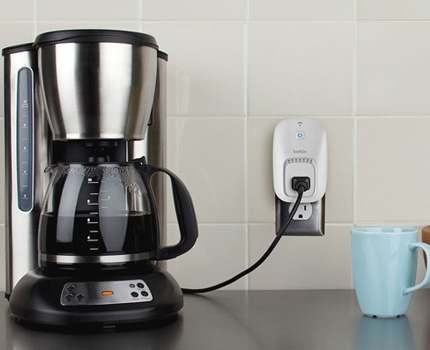 La prise intelligente allumera la cafetière