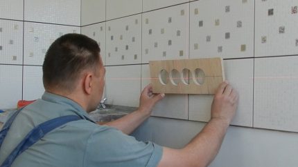 Installing a socket in a tile