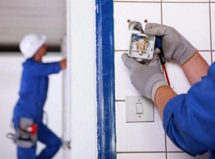 Travailler avec des gants en caoutchouc