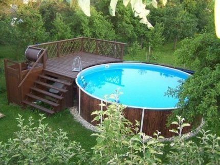 Piscina externa com playground