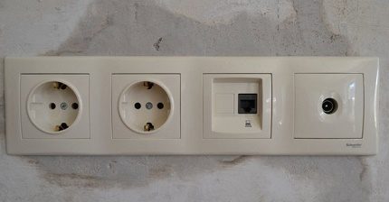 Outlet kuasa dan versi Internet modular