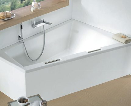 Asymmetrische Badewanne aus Gusseisen