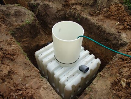 Fossa séptica do tanque instalada no poço da fundação