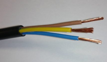 Tres núcleos de un cable que transporta corriente