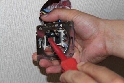 How to repair the outlet