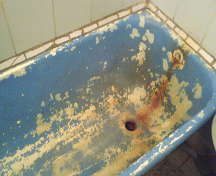 El baño está pintado varias veces.