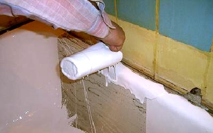 Restoring a bathtub by pouring liquid acrylic