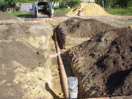 Abwasser in eine Senkgrube bringen