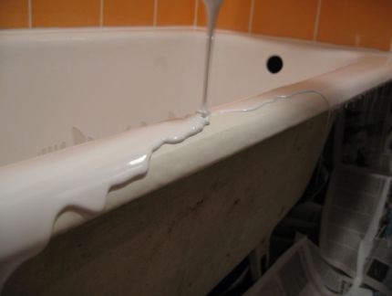 Los detalles de pintar una bañera de hierro fundido