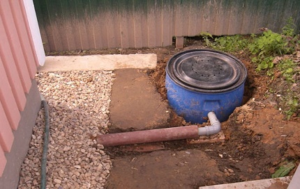 How to make a sewer with a septic tank from plastic barrels