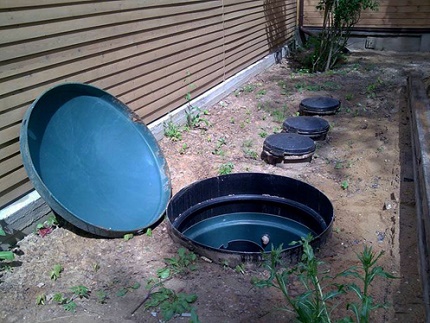 Details van een septic tank gemaakt van plastic vaten