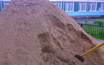 Sand wird benötigt, um die Klärgrube von den Reifen zu füllen