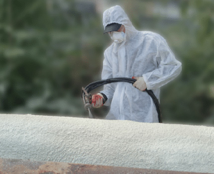 Pulvérisation de mousse de polyuréthane sur les conduites d'eau