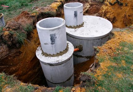 Variante de un limpiador de dos cámaras con un compartimento de drenaje.