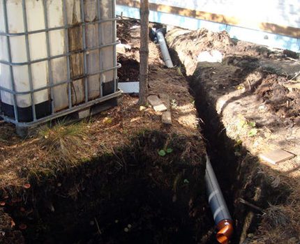 Installatie van een septic tank en pijpleiding