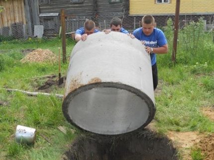 Instalarea unui inel de beton la săparea unui puț