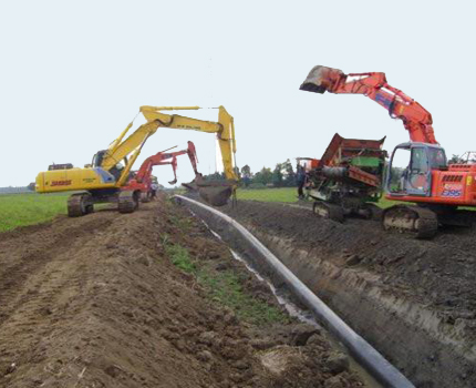 Ein offener Weg, um eine Wasserleitung zu verlegen