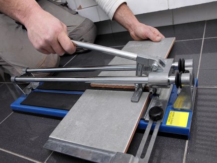 Manual tile cutter