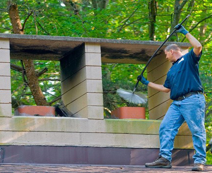 Cleaning the ventilation duct with a brush