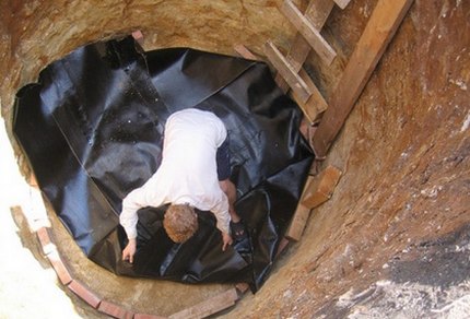 Installatie van een stenen septic tank