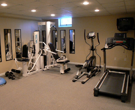 Salle d'entraînement au sous-sol