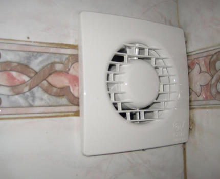 Ventilación del baño de una casa de campo.