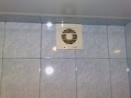 Ventilation d'échappement dans les toilettes